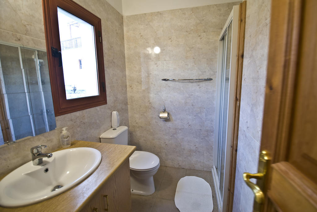 Lania Royal Oak House By Trulycyprus Villa Phòng bức ảnh